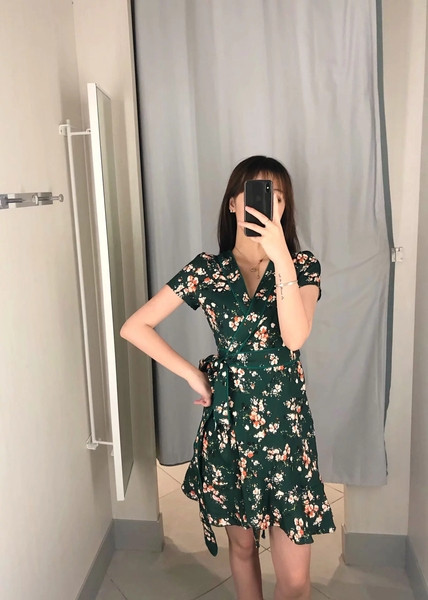 Rochie de dama cu decolteu in V si legaturi in talie cu imprimeu floral
