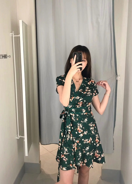 Rochie de dama cu decolteu in V si legaturi in talie cu imprimeu floral