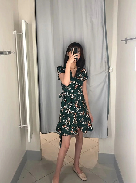 Rochie de dama cu decolteu in V si legaturi in talie cu imprimeu floral