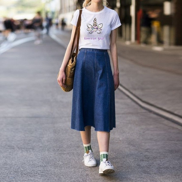 Hétköznapi női póló új modellje fehér mintával