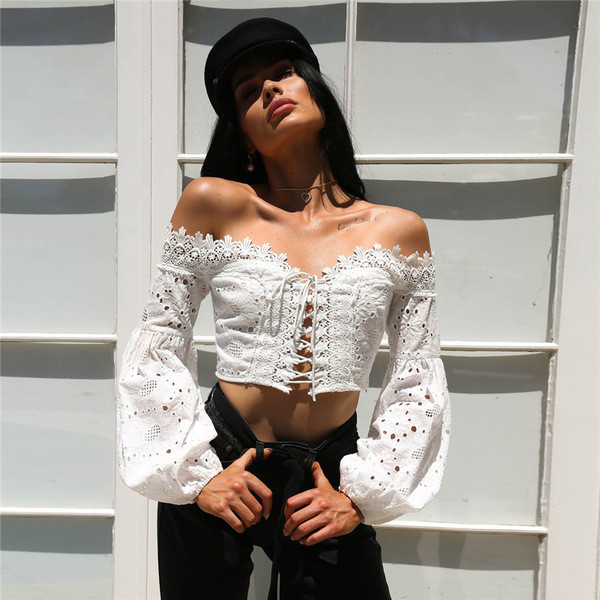 Σύντομη γυναικεία μπλούζα με κορδόνια και δαντέλες