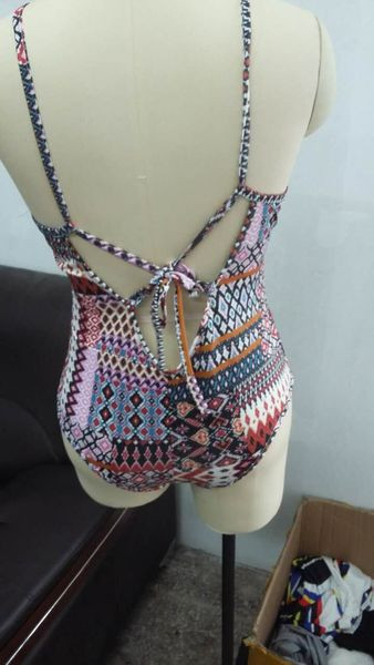 Costum de baie colorat de damă cu bretele subțiri