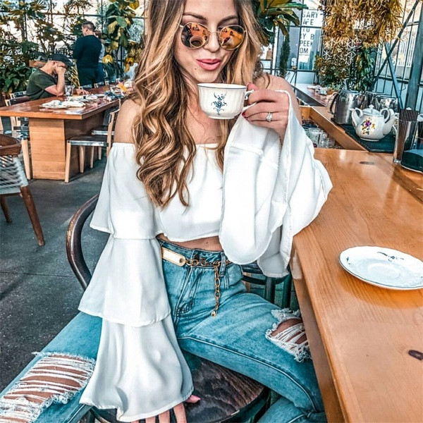 Bluză de damă modernă model scurtă cu mâneci largi în alb