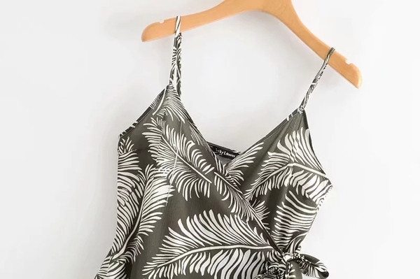 Alkalmi ruha pántokkal és derékkötővel