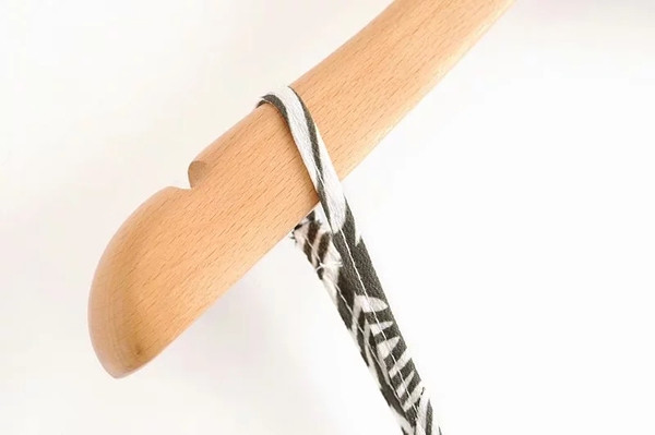 Alkalmi ruha pántokkal és derékkötővel