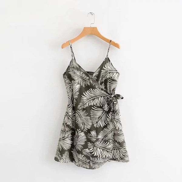 Alkalmi ruha pántokkal és derékkötővel