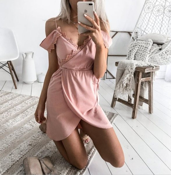 Rochie actuală de damă cu decolteu în V în alb, negru și roz