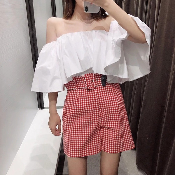 Pantaloni scurți de damă în carouri cu curea