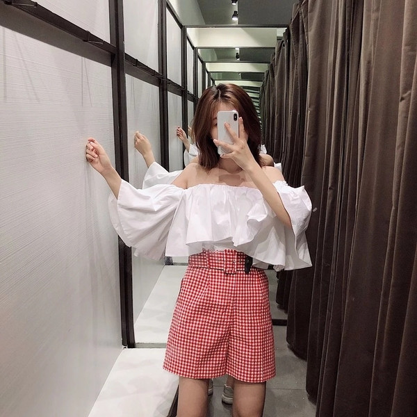 Pantaloni scurți de damă în carouri cu curea