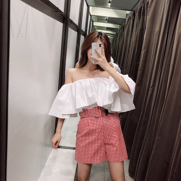 Pantaloni scurți de damă în carouri cu curea