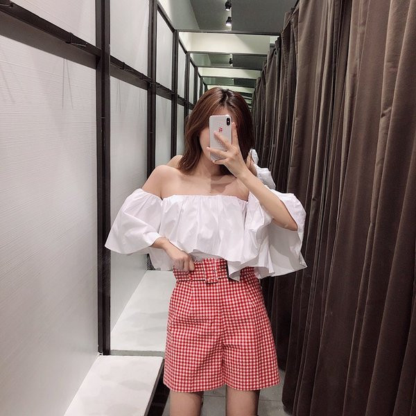 Pantaloni scurți de damă în carouri cu curea