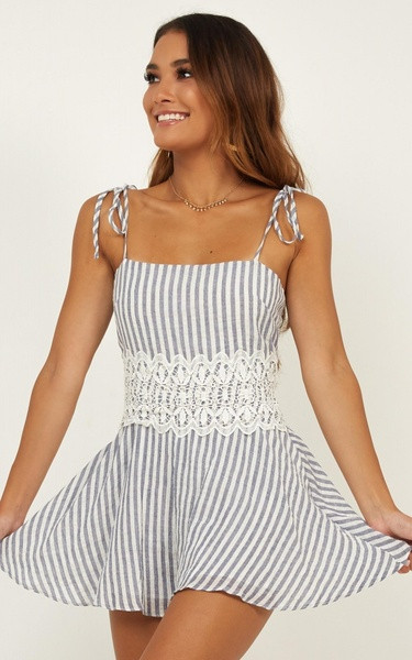 Μοντέρνα  γυναικεία  κοντή σαλοπέτα  με δαντέλα