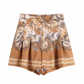 Дамски къс панталон в кафяв цвят и принт