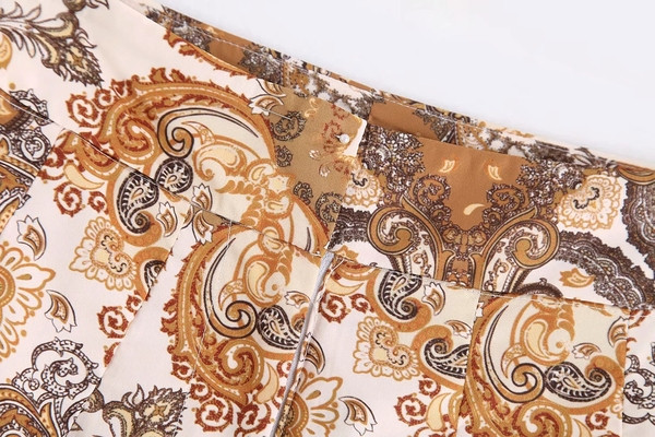 Дамски къс панталон в кафяв цвят и принт