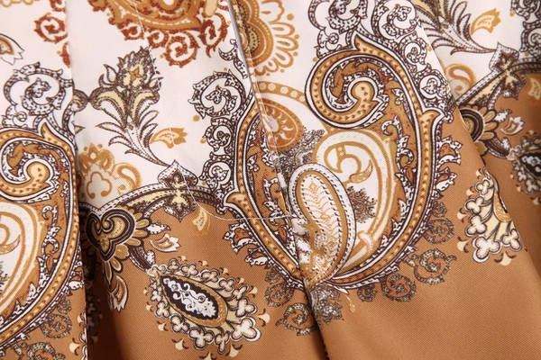 Дамски къс панталон в кафяв цвят и принт