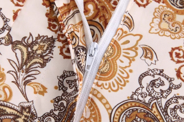 Дамски къс панталон в кафяв цвят и принт