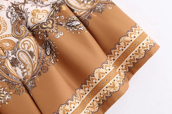 Дамски къс панталон в кафяв цвят и принт