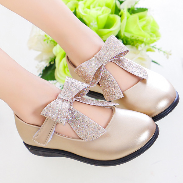 Modern gyerekcipő három színben, szalaggal