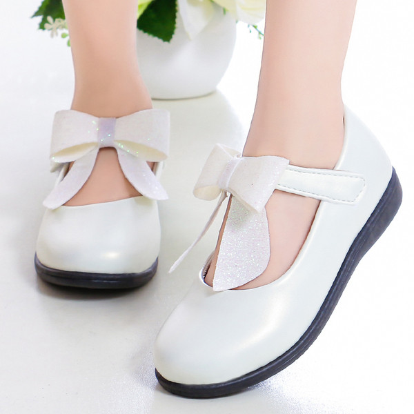 Modern gyerekcipő három színben, szalaggal