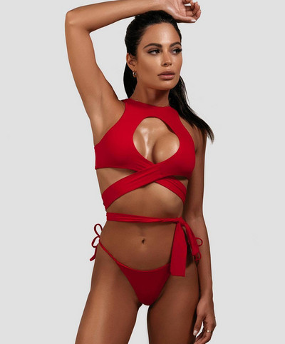 Model nou de costum de baie cu decupaje și cravate în roșu, roz și verde