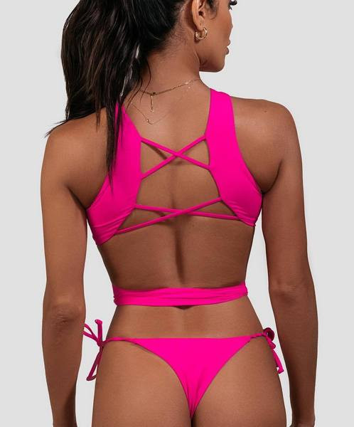 Model nou de costum de baie cu decupaje și cravate în roșu, roz și verde