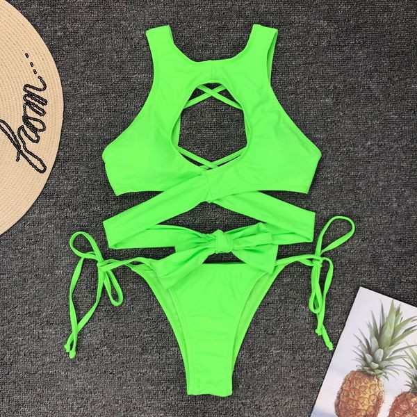 Model nou de costum de baie cu decupaje și cravate în roșu, roz și verde