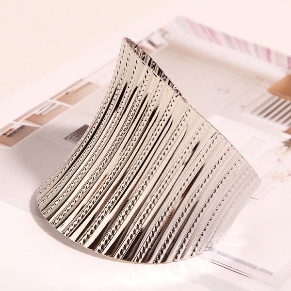 Brățară de damă modernă de culoare auriu și argintiu