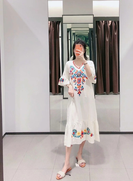 Rochie casual cu broderie potrivita pentru plaja