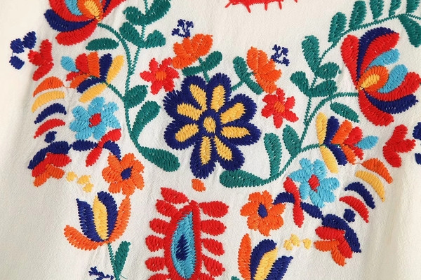 Rochie casual cu broderie potrivita pentru plaja