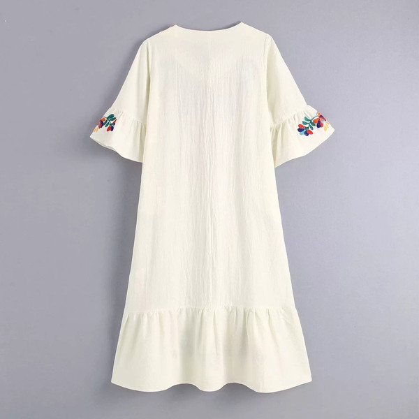 Rochie casual cu broderie potrivita pentru plaja