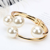 Модерна дамска гривна в златист цвят с перли