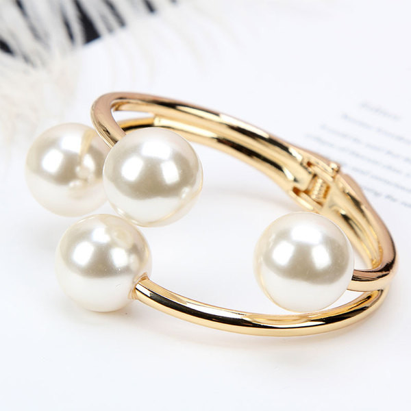 Модерна дамска гривна в златист цвят с перли