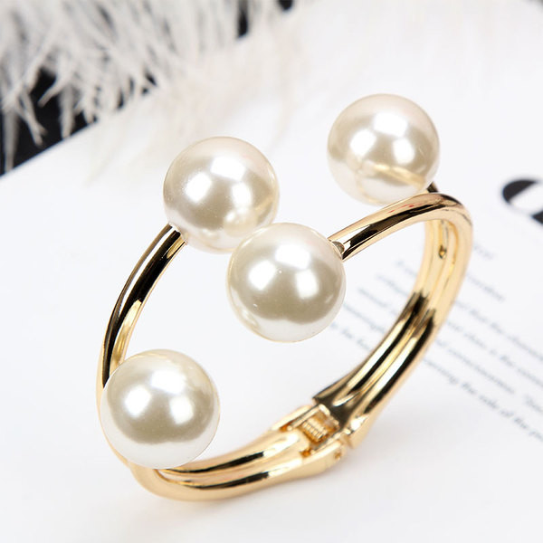 Модерна дамска гривна в златист цвят с перли