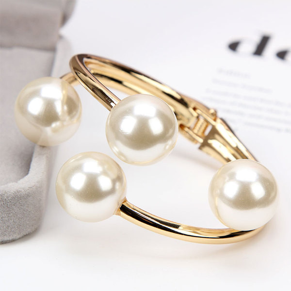 Модерна дамска гривна в златист цвят с перли