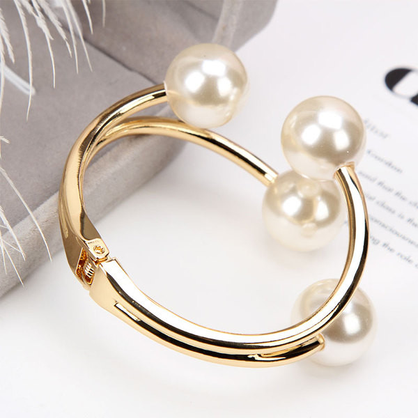 Модерна дамска гривна в златист цвят с перли