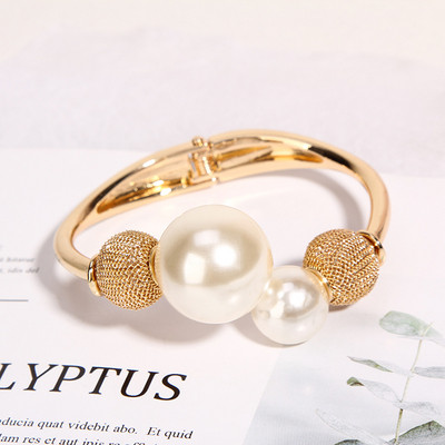 Актуална дамска гривна с декоративни перли