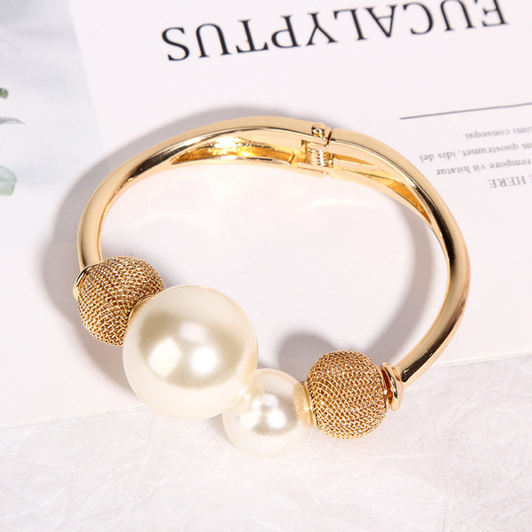 Актуална дамска гривна с декоративни перли