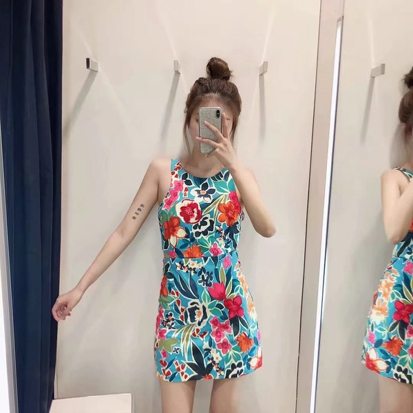 Rochie de damă moale, cu bretele și părți decupate ale taliei