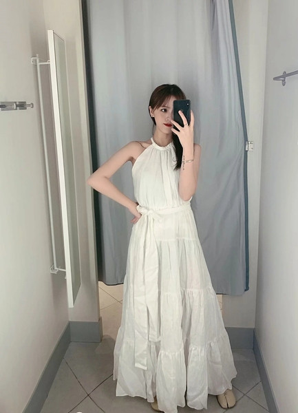 Rochie lată de damă cu bretele în alb