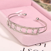 Дамска гривна в сребрист цвят с камъни