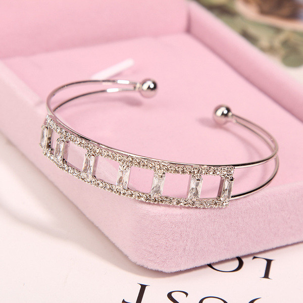 Дамска гривна в сребрист цвят с камъни