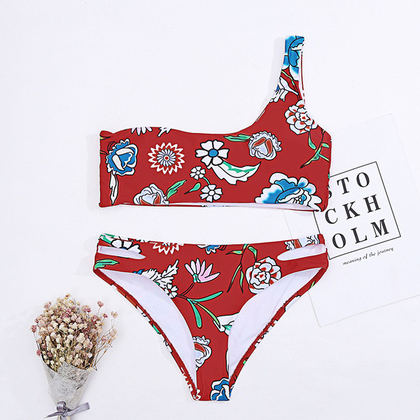 Κομψό μαγιό σε κόκκινο χρώμα με floral μοτίβα