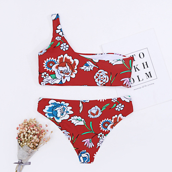 Κομψό μαγιό σε κόκκινο χρώμα με floral μοτίβα