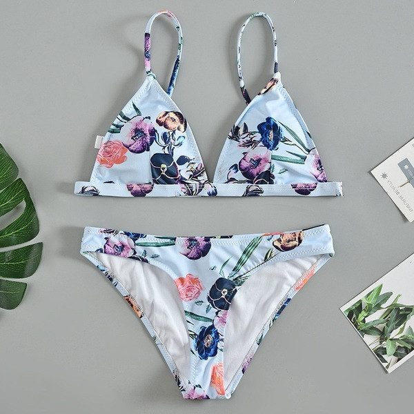 Costum de baie modern cu top triunghiular și motive florale în albastru