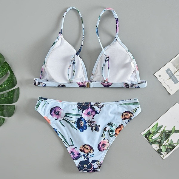 Costum de baie modern cu top triunghiular și motive florale în albastru