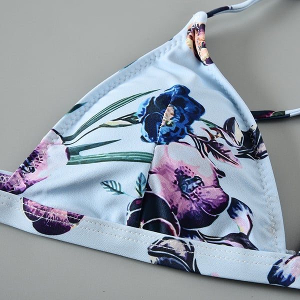 Costum de baie modern cu top triunghiular și motive florale în albastru