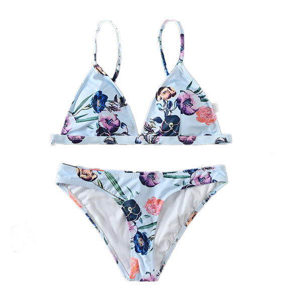 Costum de baie modern cu top triunghiular și motive florale în albastru