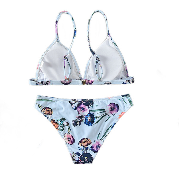 Costum de baie modern cu top triunghiular și motive florale în albastru