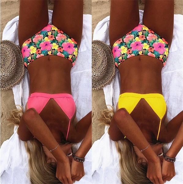 Costum de baie actual cu top triunghiular și fund cu talie înaltă - două culori