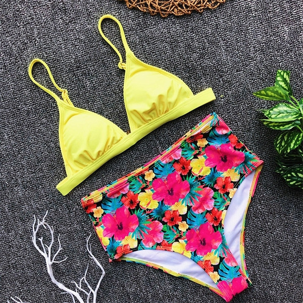 Costum de baie actual cu top triunghiular și fund cu talie înaltă - două culori